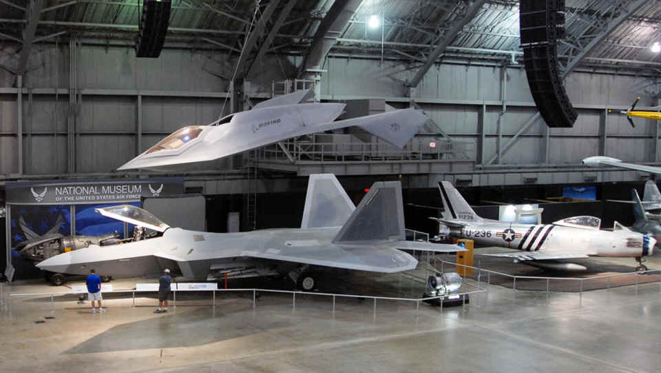 F22_Boeing_Bird_of_Prey.jpg (370419 bytes)