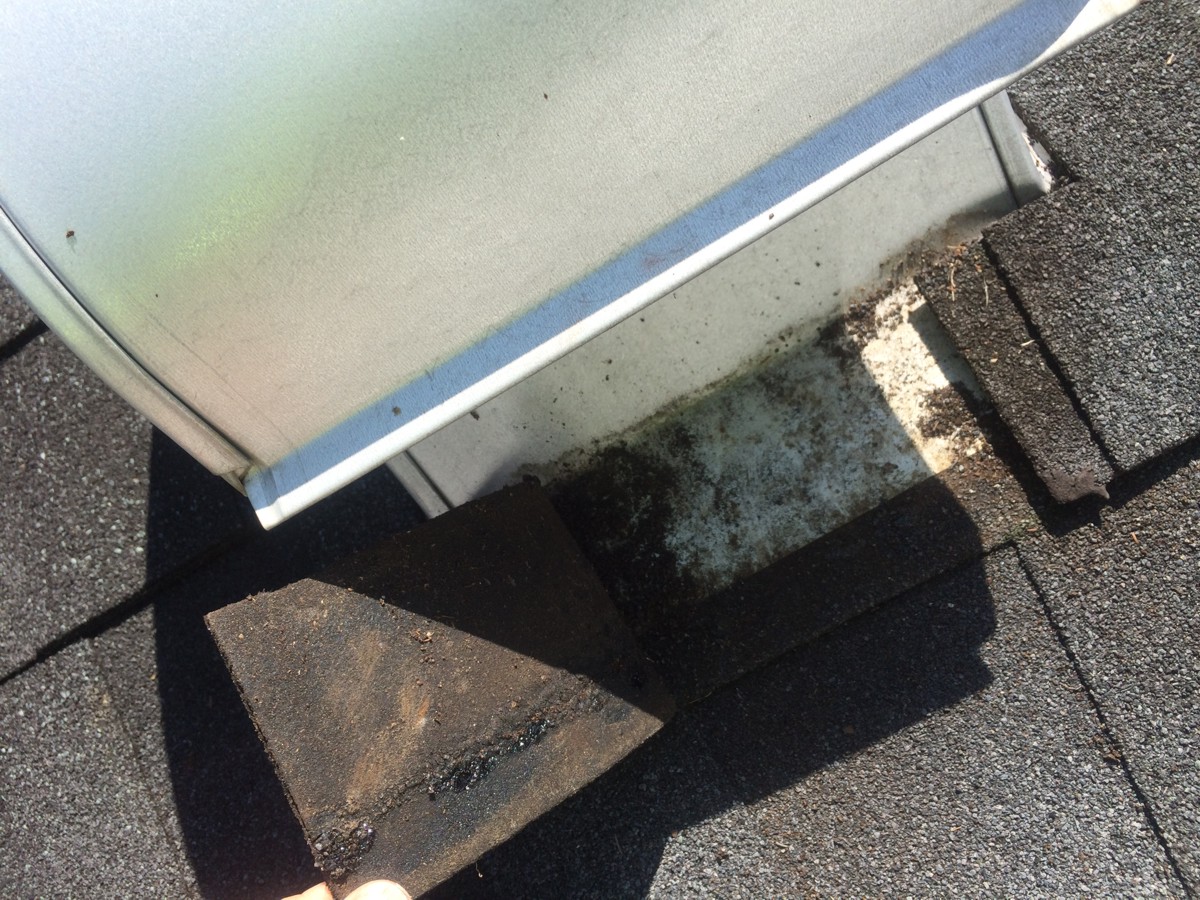roofvent.JPG (358722 bytes)