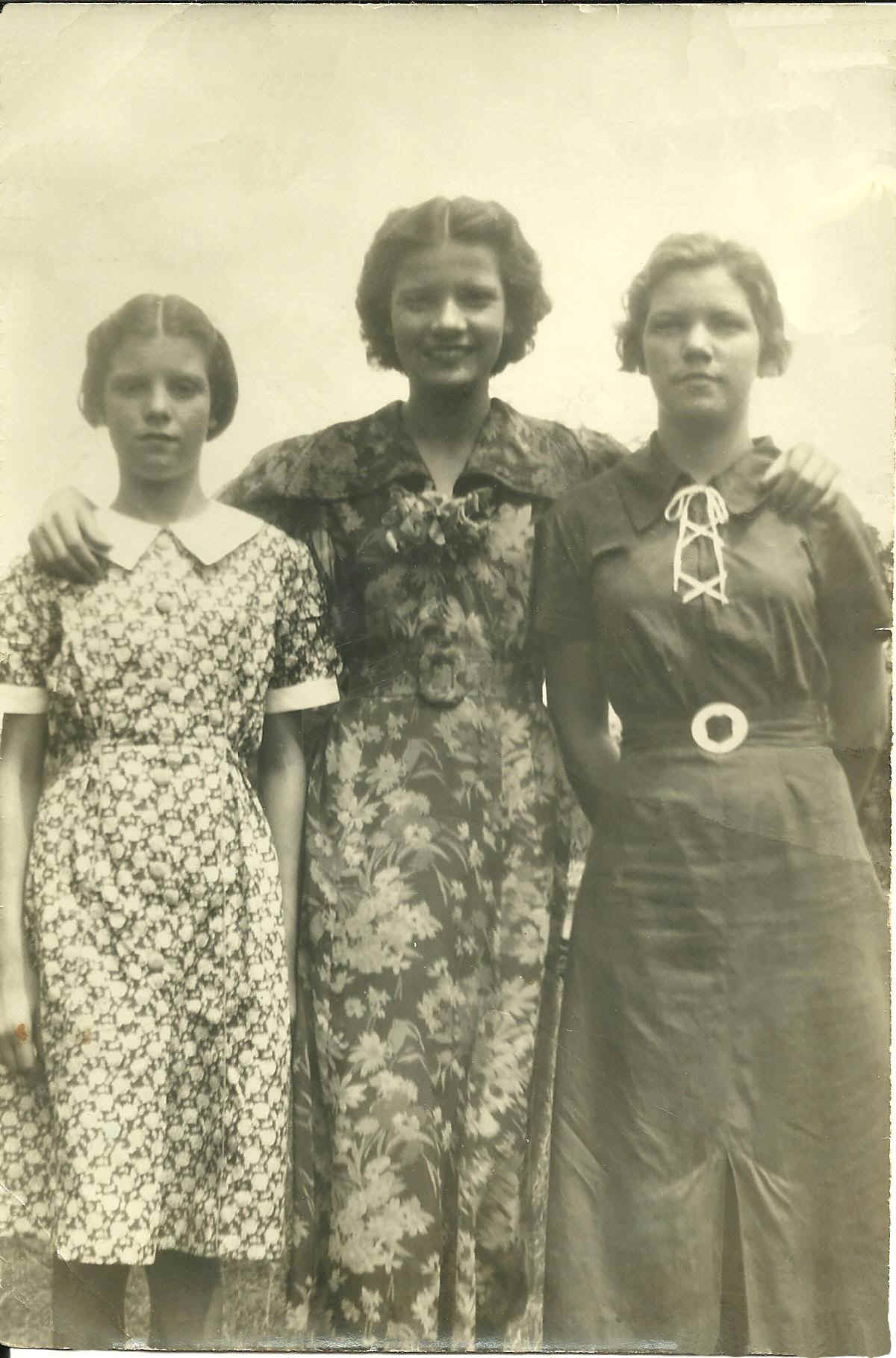 3sisters.jpg (704018 bytes)