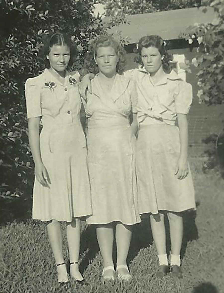 3sisters02.jpg (485302 bytes)
