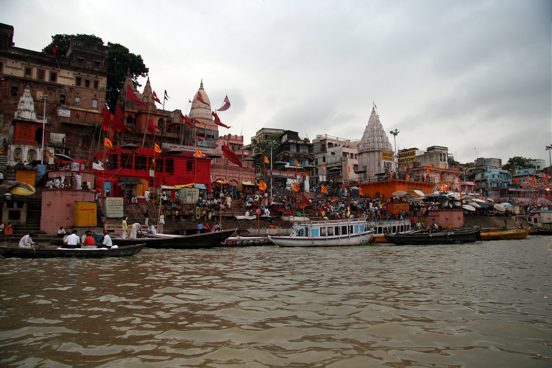 Benares_India2.jpg (392179 bytes)