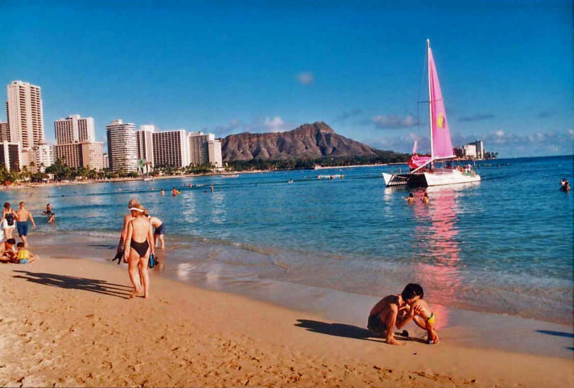 Diamond_Head_fm_Waikiki.jpg (538660 bytes)